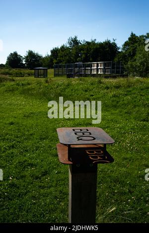 Stand de sécurité pour barbecue en métal pour barbecues jetables dans le parc public d'Eastleigh près de Southampton Hampshire Angleterre pour prévenir les incendies et les accidents. Banque D'Images