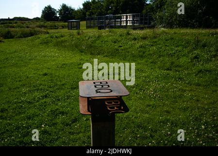 Stand de sécurité pour barbecue en métal pour barbecues jetables dans le parc public d'Eastleigh près de Southampton Hampshire Angleterre pour prévenir les incendies et les accidents. Banque D'Images