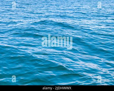 Eau douce bleue du lac Michigan avec de petites vagues Banque D'Images