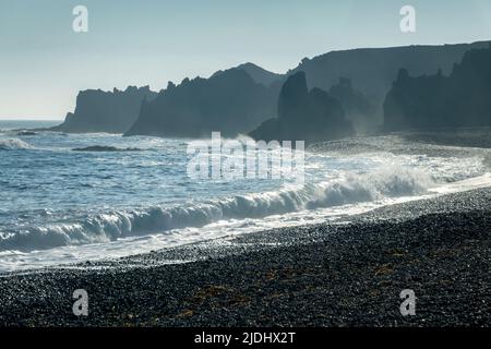 Vagues et falaises dans la plage de Djuponalonsandur, péninsule de Snaefellsnes, Islande Banque D'Images