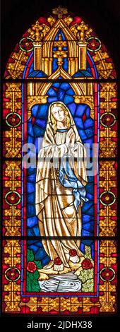 VALENCE, ESPAGNE - 16 FÉVRIER 2022 : la Vierge Marie de Lourdes sur le vitrail de l'église Iglesia de Santa Catalina forme 20. Cent. Banque D'Images