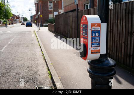 JOJU Lamppost Street EV point de charge au centre-ville d'Eastleigh hampshire Royaume-Uni. Banque D'Images