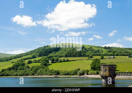 Vue sur le réservoir de Talybont et la tour de contrôle lors d'une journée ensoleillée de juin dans les Brecon Beacons Banque D'Images