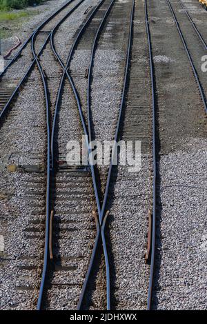 Jonction de lignes de chemin de fer vides photographiée par le dessus montrant uniquement la voie et aucun emplacement visible. Banque D'Images