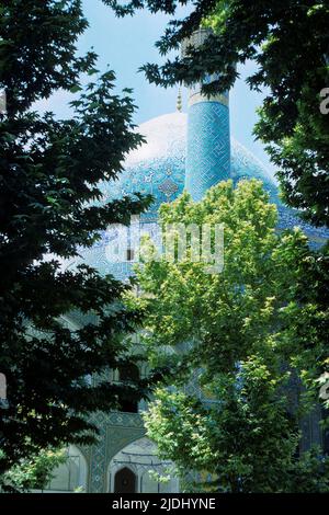 Isfahan Iran 1976 - vue extérieure à travers les arbres de l'école théologique de la mère du Shah, Madrasah Madar-i Shah (maintenant connu sous le nom de Madrasah Chahar Bagh ou le Collège théologique royal) à Isfahan (Esfahan), Iran Banque D'Images