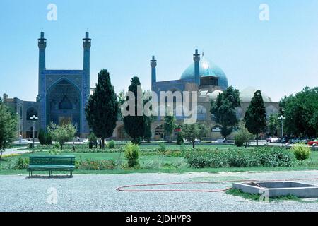 Isfahan Iran 1976 - vue extérieure de la Mosquée Royale (mosquée Shah) sur le côté sud du Maïdan (maintenant connu sous le nom de place Naqsh-e Jahan) à Isfahan (Esfahan), Iran Banque D'Images