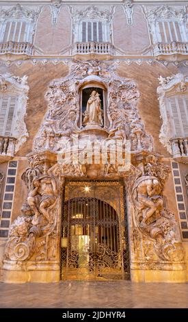 VALENCE, ESPAGNE - 14 FÉVRIER 2022 : la façade baroque du Palais - Palais des marques de dos Aguas en albâtre par Ignacio Vergara Gimeno Banque D'Images