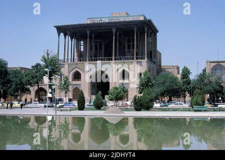 Isfahan Iran 1976 - vue extérieure du palais Ali Qapu sur le côté ouest du Maïdan (maintenant connu sous le nom de place Naqsh-e Jahan) à Isfahan (Esfahan), Iran Banque D'Images