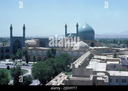 Isfahan Iran 1976 - vue surélevée de la Mosquée Royale (mosquée Shah) sur le côté sud du Maïdan (maintenant connu sous le nom de place Naqsh-e Jahan) depuis le Palais Ali Qapu à Isfahan (Esfahan), Iran Banque D'Images