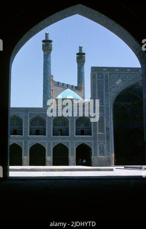 Isfahan Iran 1976 - vue de la cour de la Mosquée Royale (mosquée Shah) sur le côté sud du Maïdan (maintenant connu sous le nom de place Naqsh-e Jahan) à Isfahan (Esfahan), Iran Banque D'Images