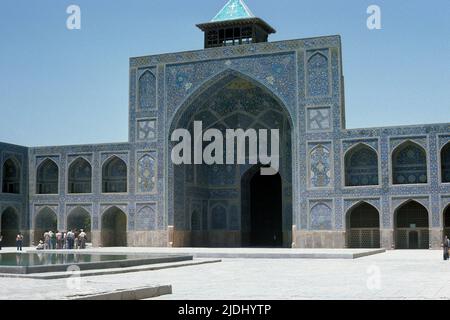 Isfahan Iran 1976 - vue de la cour de la Mosquée Royale (mosquée Shah) sur le côté sud du Maïdan (maintenant connu sous le nom de place Naqsh-e Jahan) à Isfahan (Esfahan), Iran Banque D'Images