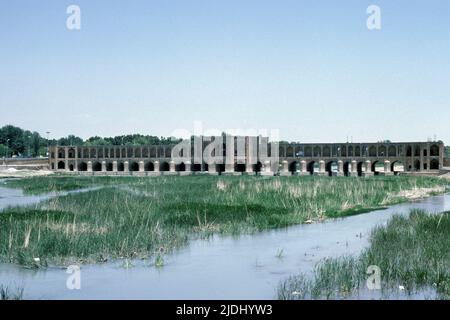 Isfahan Iran 1976 - vue sur le pont historique de Khaju au-dessus de la rivière Zayanderud depuis l'amont à Isfahan (Esfahan), Iran Banque D'Images