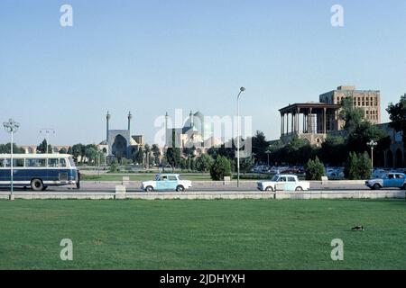 Isfahan Iran 1976 - vue sur la Mosquée Royale (mosquée Shah) et le Palais Ali Qapu depuis le Maïdan (maintenant connu sous le nom de place Naqsh-e Jahan) à Isfahan (Esfahan), Iran Banque D'Images