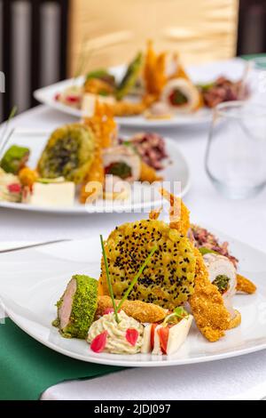 Divers types de plats d'entrée sur la table du restaurant prêts à manger Banque D'Images