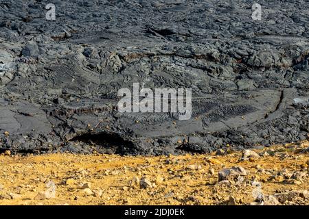 Gros plan de la lave noire froide du volcan Faggadalsfjall en Islande Banque D'Images