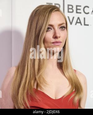 NEW YORK, NY, USA - 11 JUIN 2022: Amanda Seyfried participe à la première de '88' au Tribeca Festival au Village East Cinema. Banque D'Images