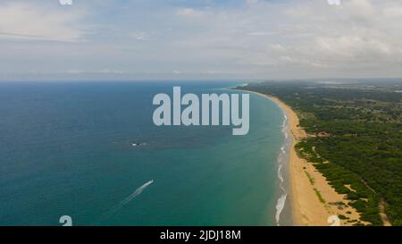 Drone aérien de la belle mer paysage plage avec l'eau turquoise. Sri Lanka. Banque D'Images