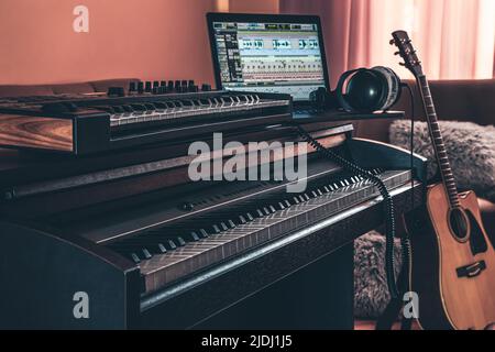 Piano électronique et guitare à l'intérieur de la salle. Banque D'Images