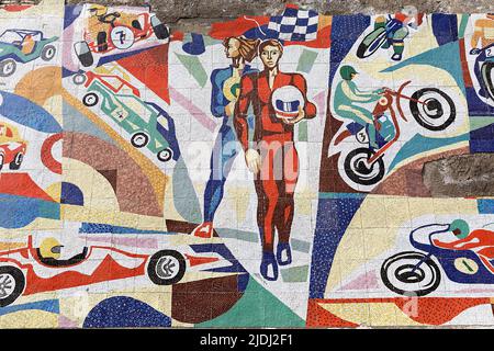 Mosaïque soviétique sur un bâtiment près de motopark à Rustavi, Géorgie Banque D'Images