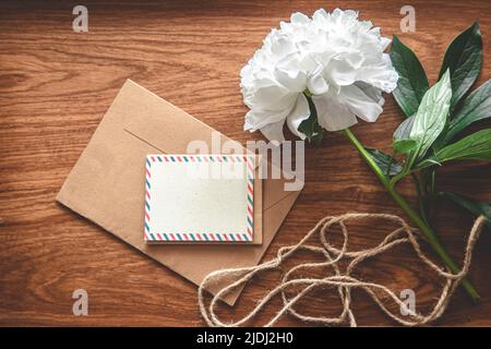 Composition vintage avec enveloppes sur fond en bois, plat. Banque D'Images