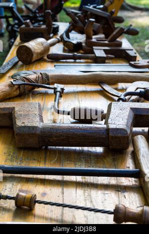 Outils traditionnels et vintage de bocarver présentés lors d'un festival Banque D'Images