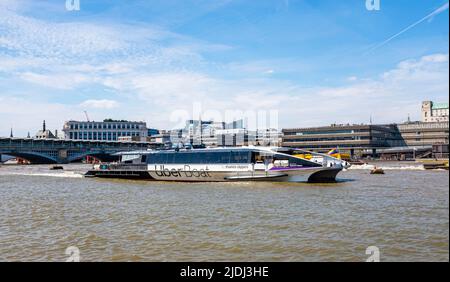 River Thames Views South Bank, Londres, Angleterre Royaume-Uni - Un bateau touristique Uber Thames Clipper voyage le long de la Tamise Photographie prise par Simon Dack Banque D'Images