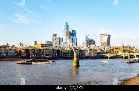 Vue sur la Tamise South Bank, Londres, Angleterre Royaume-Uni - Un bateau touristique Uber Thames Clipper voyage le long de la Tamise Banque D'Images