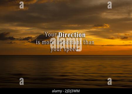 Citation motivante et inspirante sur la plage du coucher du soleil - votre direction est plus importante que votre vitesse. Banque D'Images