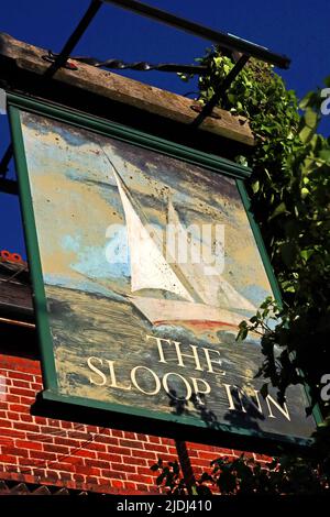 The Sloop Inn pub Sign, 308-310 Old Liverpool Rd, Warrington, Cheshire, Angleterre, Royaume-Uni, WA5 1DP - extérieur, abandonné à l'été 2022 Banque D'Images