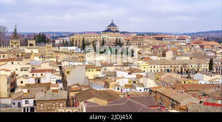 Vue aérienne des vieilles maisons avec leurs toits en tuiles dans la ville médiévale de Tolède, Espagne. Banque D'Images