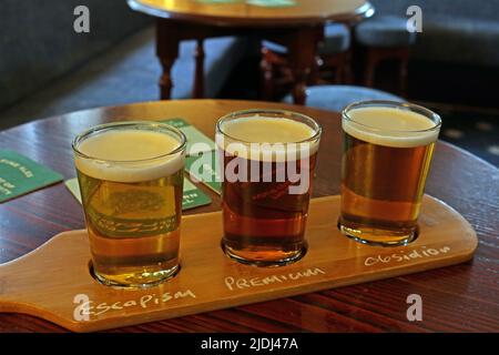 British Real ALE in Third - bière paddle avec une pinte complète de bières, servi comme un tiers chacun, avec des noms, Appleton Thorn Village Hall, Warrington, Royaume-Uni Banque D'Images
