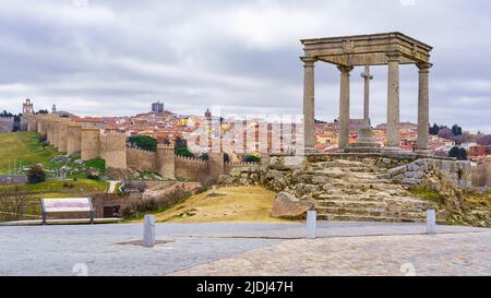 Vue panoramique sur la ville d'Avila avec son monument des quatre postes. Banque D'Images