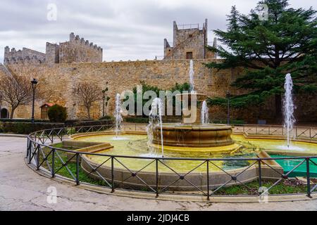 Une fontaine d'eau claire le long d'un parc public à côté du mur de la ville d'Avila, en Espagne. Banque D'Images