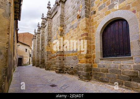 Allée à côté de la cathédrale médiévale avec de grandes fenêtres et portes dans la ville d'Avila, Espagne. Banque D'Images