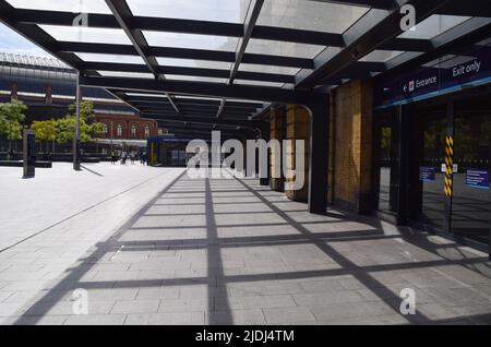 Londres, Royaume-Uni. 21st juin 2022. Une gare très calme de King's Cross, normalement l'une des stations les plus achalandées de Londres, le premier jour de la plus grande grève nationale des chemins de fer en 30 ans au Royaume-Uni. Credit: Vuk Valcic/Alamy Live News Banque D'Images