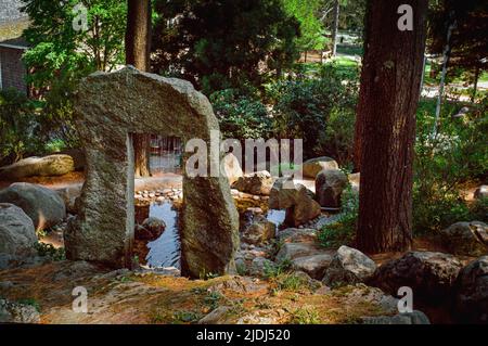 Sculpture de la porte de pluie et installation d'eau par Ron Rudnicki au parc et musée de sculptures DeCordova. Lincoln, Massachusetts, États-Unis. Banque D'Images