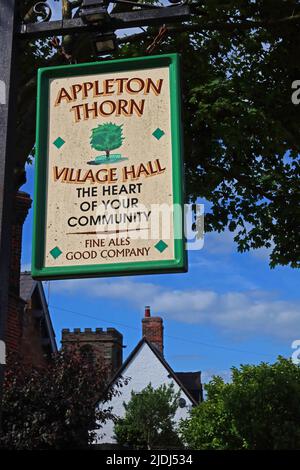 Appleton thorn Village hall signe, le coeur de votre communauté, Fine Ales, Good Company, Stretton Rd, Appleton Thorn, Warrington WA4 4RT Banque D'Images