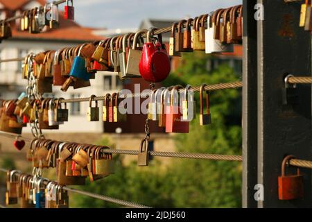 Bamberg, nord de la Bavière, haute-Franconie, Allemagne, 11 juin 2022. Lovelocks suspendus sur les rails de la bride de suspension de chaîne (Kettenbrücke) Banque D'Images