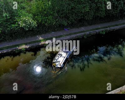 Le canal de Caldon et la poterie de Middleport avec un bateau en contrebas Aerial Drone Banque D'Images