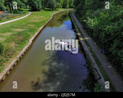 Le canal de Caldon et la poterie de Middleport avec un bateau en contrebas Aerial Drone Banque D'Images