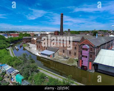 Le canal de Caldon et la poterie de Middleport avec un bateau en contrebas Aerial Drone Banque D'Images