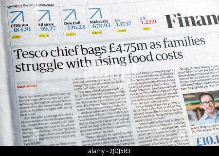 « Tesco Chief Bags £4,75 m as fameuses lutter contre la hausse des coûts alimentaires » Guardian Financial Cost of Living journal titre 14 mai 2022 Londres UK Banque D'Images
