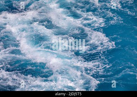 L'eau est arrosée de la propulsion de la Dame de la Vierge aux Voyages dans la mer des Caraïbes. Banque D'Images