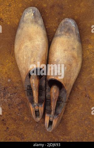 Anciens arbres à chaussures ou brancards en bois bien utilisés posés sur des tôles rouillées Banque D'Images