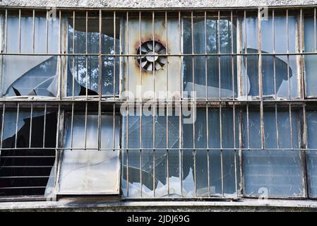 Texture de fenêtres endommagées et anciennes dans un bâtiment industriel. Banque D'Images