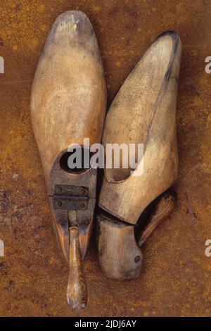 Anciens arbres à chaussures ou brancards en bois bien utilisés posés sur des tôles rouillées Banque D'Images