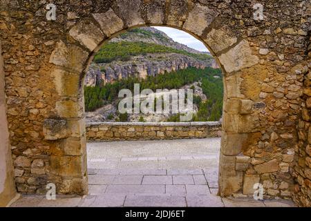 Arche médiévale en pierre avec vue sur la montagne rocheuse, dans la ville de Cuenca, en Espagne. Banque D'Images