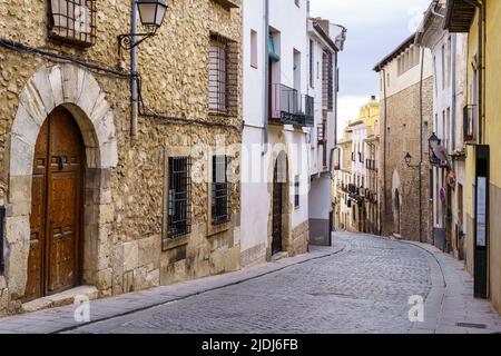 Rue pavée étroite et portes médiévales dans la ville de Cuenca, Espagne. Banque D'Images