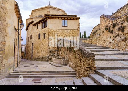 Église médiévale en pierre dans une ruelle étroite avec des escaliers dans la ville de Cuenca, Espagne. Banque D'Images