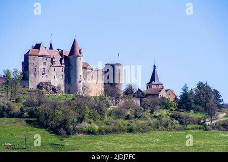 Chateauneuf, France, 17 avril 2022. Le Château de Chateauneuf-en-Auxois est une forteresse typique de l'architecture militaire bourguignonne du 15th siècle Banque D'Images